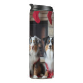 Australian Shepherd bij de open haard Kerstmis Thermosbeker (Geroteerd rechts)