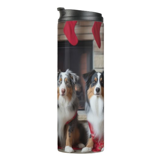 Australian Shepherd bij de open haard Kerstmis Thermosbeker (Geroteerd rechts)