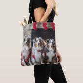Australian Shepherd bij de open haard Kerstmis Tote Bag (Dichtbij)