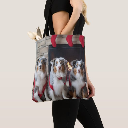 Australian Shepherd bij de open haard Kerstmis Tote Bag (Dichtbij)
