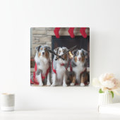 Australian Shepherd bij de open haard Kerstmis Vierkante Klok (Huis)