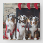 Australian Shepherd bij de open haard Kerstmis Vierkante Klok (Voorkant)
