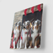 Australian Shepherd bij de open haard Kerstmis Vierkante Klok (Hoek)