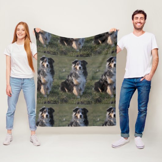 Australian-Shepherd-Blue Merle Sitting Fleece Deken (In situ)