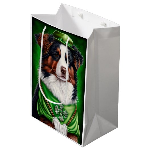Australian Shepherd dog in St. Patrick's Day Dress Medium Cadeauzakje (Voorkant Gekanteld)