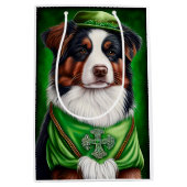 Australian Shepherd dog in St. Patrick's Day Dress Medium Cadeauzakje (Voorkant)