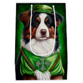 Australian Shepherd dog in St. Patrick's Day Dress Medium Cadeauzakje (Achterkant)
