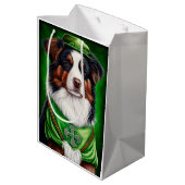 Australian Shepherd dog in St. Patrick's Day Dress Medium Cadeauzakje (Achterkant Gekanteld)