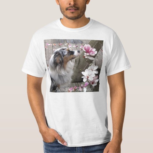 Australian Shepherd Dog Sniffs Magnoia Flower T-shirt (Voorkant)