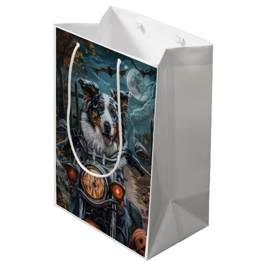 Australian Shepherd Riding Motorcycle Halloween Medium Cadeauzakje (Achterkant Gekanteld)