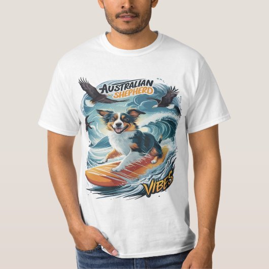 Australian Shepherd Riding the Crest Surfen T-shirt (Voorkant)