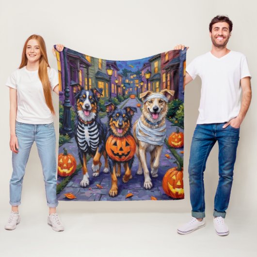 Australian Shepherd Trick-or-Treating met Hallowee Fleece Deken (In situ)