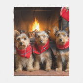 Australian Terrier bij de open haard Kerstmis Fleece Deken (Voorkant)