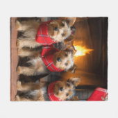Australian Terrier bij de open haard Kerstmis Fleece Deken (Voorkant (Horizontaal))