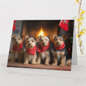 Australian Terrier bij de open haard Kerstmis Kaart (Gele Bloem)