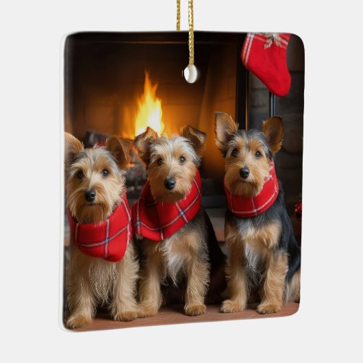 Australian Terrier bij de open haard Kerstmis Keramisch Ornament (Rechts)