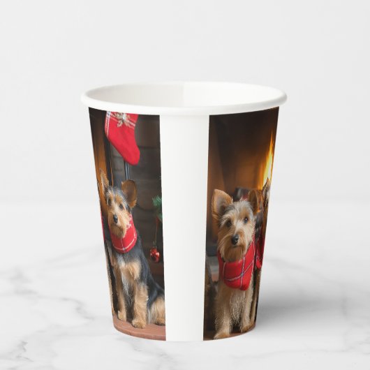 Australian Terrier bij de open haard Kerstmis Papieren Bekers (Links)
