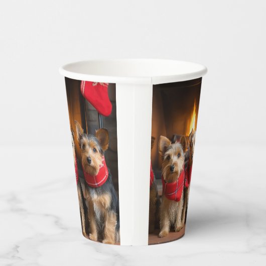 Australian Terrier bij de open haard Kerstmis Papieren Bekers (Rechts)