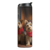 Australian Terrier bij de open haard Kerstmis Thermosbeker (Gedraaid links)