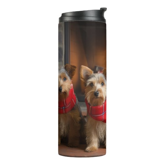 Australian Terrier bij de open haard Kerstmis Thermosbeker (Gedraaid links)