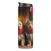 Australian Terrier bij de open haard Kerstmis Thermosbeker (Geroteerd rechts)