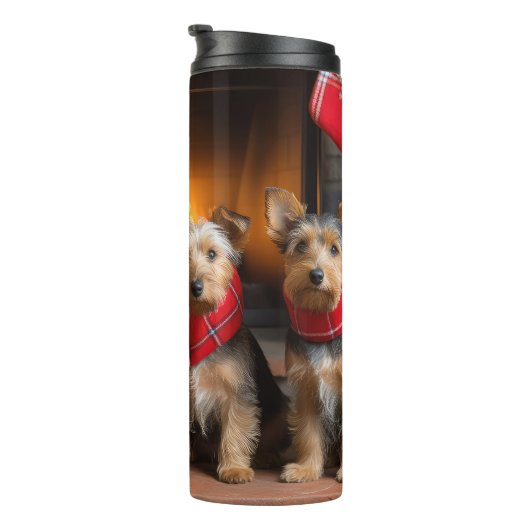 Australian Terrier bij de open haard Kerstmis Thermosbeker (Geroteerd rechts)