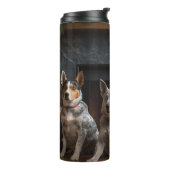 Australisch vee bij de open haard Kerstmis Thermosbeker (Gedraaid links)