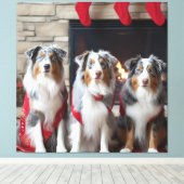 Australische Herder bij de Haard Kerstmis Canvas Afdruk (Insitu (Houten vloer))