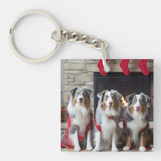 Australische Herder bij de Haard Kerstmis Sleutelhanger (voorkant)