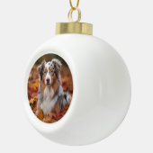Australische herder in herfst laat Herfst inspirer Keramische Bal Ornament (Rechts)