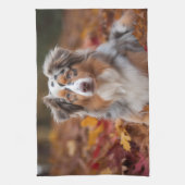 Australische herder in herfst laat Herfst inspirer Theedoek (Verticaal)