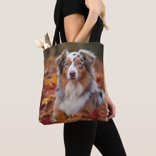 Australische herder in herfst laat Herfst inspirer Tote Bag (Dichtbij)