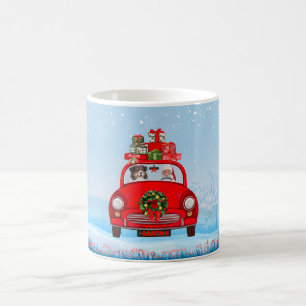 Australische herdershond in auto met kerstman koffiemok