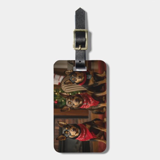 Australische Kelpie bij de open haard Kerstmis Bagagelabel (Voorkant verticaal)