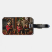 Australische Kelpie bij de open haard Kerstmis Bagagelabel (Achterkant horizontaal)