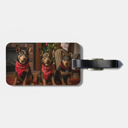 Australische Kelpie bij de open haard Kerstmis Bagagelabel (Achterkant horizontaal)