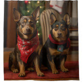 Australische Kelpie bij de open haard Kerstmis Douchegordijn (Voorkant)