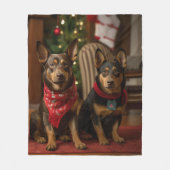 Australische Kelpie bij de open haard Kerstmis Fleece Deken (Voorkant)