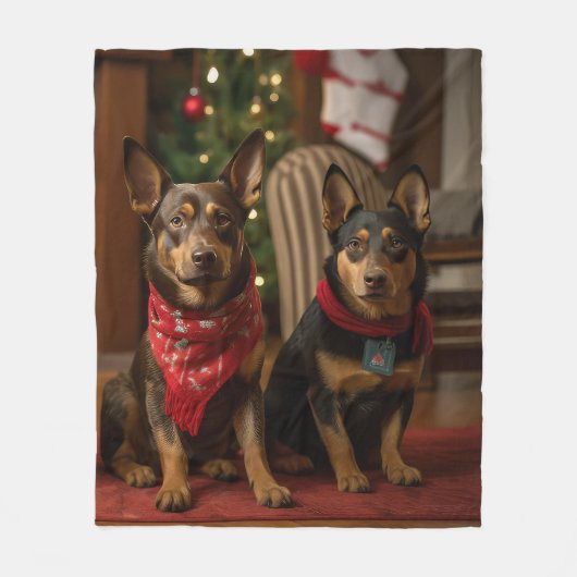 Australische Kelpie bij de open haard Kerstmis Fleece Deken (Voorkant)
