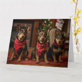 Australische Kelpie bij de open haard Kerstmis Kaart (Gele Bloem)