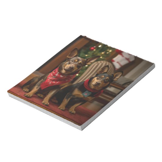 Australische Kelpie bij de open haard Kerstmis Notitieblok (Linkerzijde)