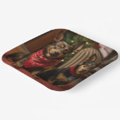 Australische Kelpie bij de open haard Kerstmis Papieren Bordje (Gebogen)