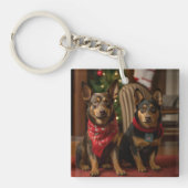 Australische Kelpie bij de open haard Kerstmis Sleutelhanger (voorkant)