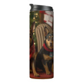 Australische Kelpie bij de Open Haard Kerstmis Thermosbeker (Geroteerd rechts)