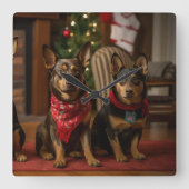 Australische Kelpie bij de open haard Kerstmis Vierkante Klok (Voorkant)
