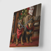 Australische Kelpie bij de open haard Kerstmis Vierkante Klok (Hoek)
