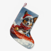 Australische Kelpie in Sledge Laat het Sneeuw Kers Kleine Kerstsok (Voorkant (Hangend))