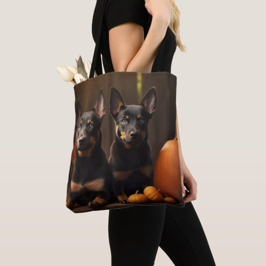 Australische Kelpie Puppy Herfst Delight Pompoen Tote Bag (Dichtbij)