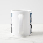 Australische pelikaan komt dicht grote koffiekop (Achterkant)