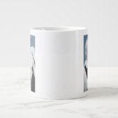 Australische pelikaan komt dicht grote koffiekop (Voorkant)